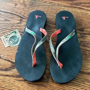 NWT. Sanuk flip flop womens size 9 snake print